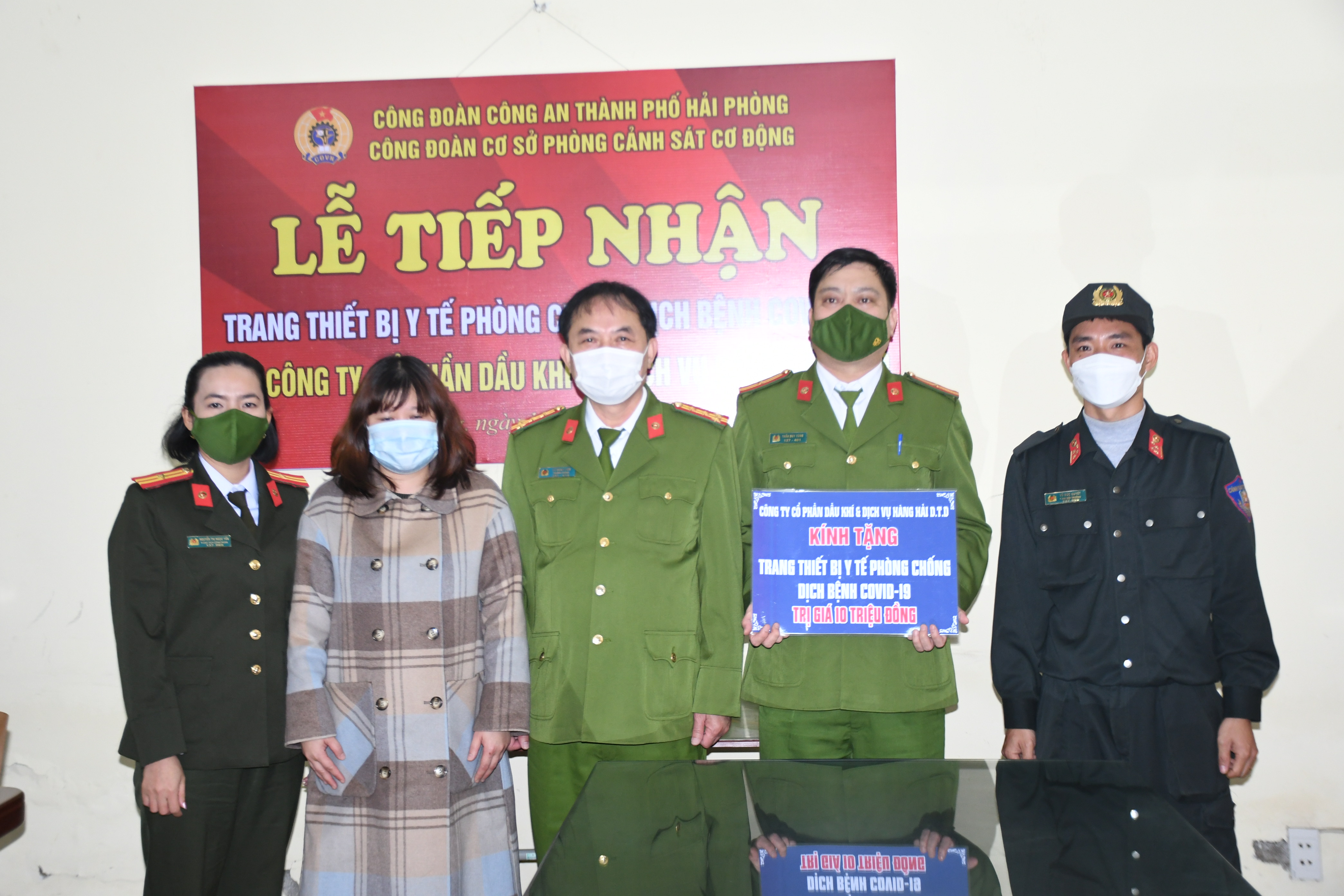 Công đoàn cơ sở Phòng Cảnh sát Cơ động: Tiếp nhận thiết bị y tế phòng, chống dịch Công ty CP Dầu khí & DV Hàng hải D.T.D trao tặng